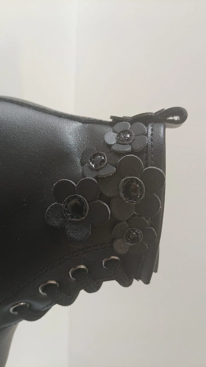 Stivaletto nero bimba ,con fiori in rilievo Rossano