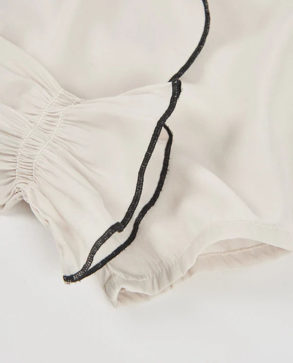 Camicia da bambina in tessuto a trama liscia con colletto con volant e fiocco centrale NATH KIDS