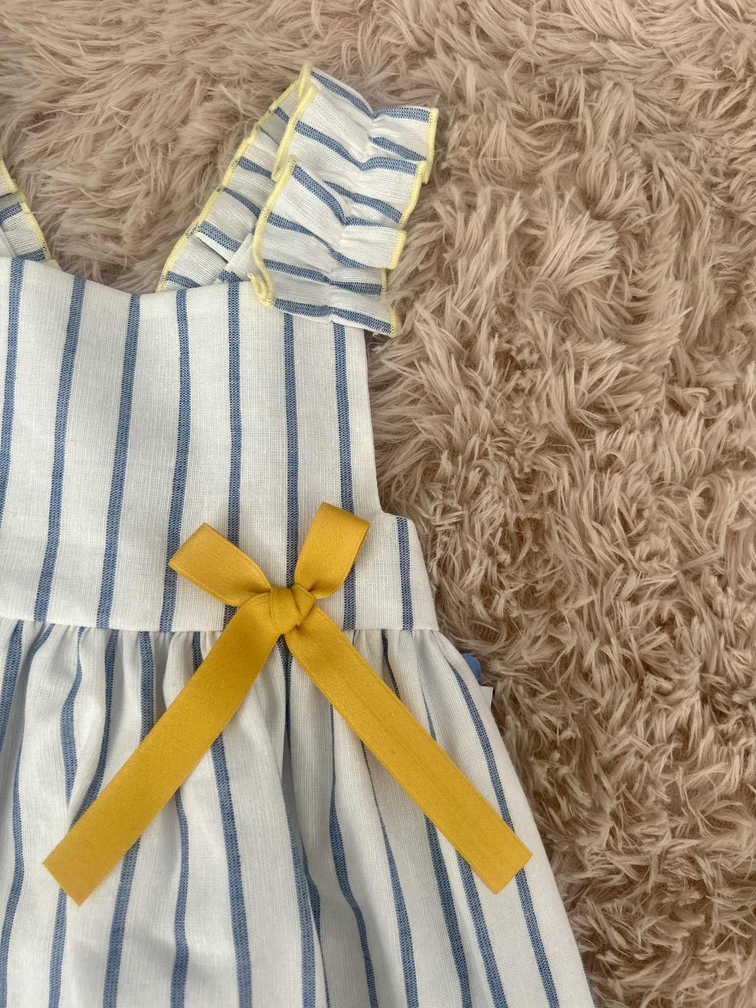 Abito a righe bianco e azzurro