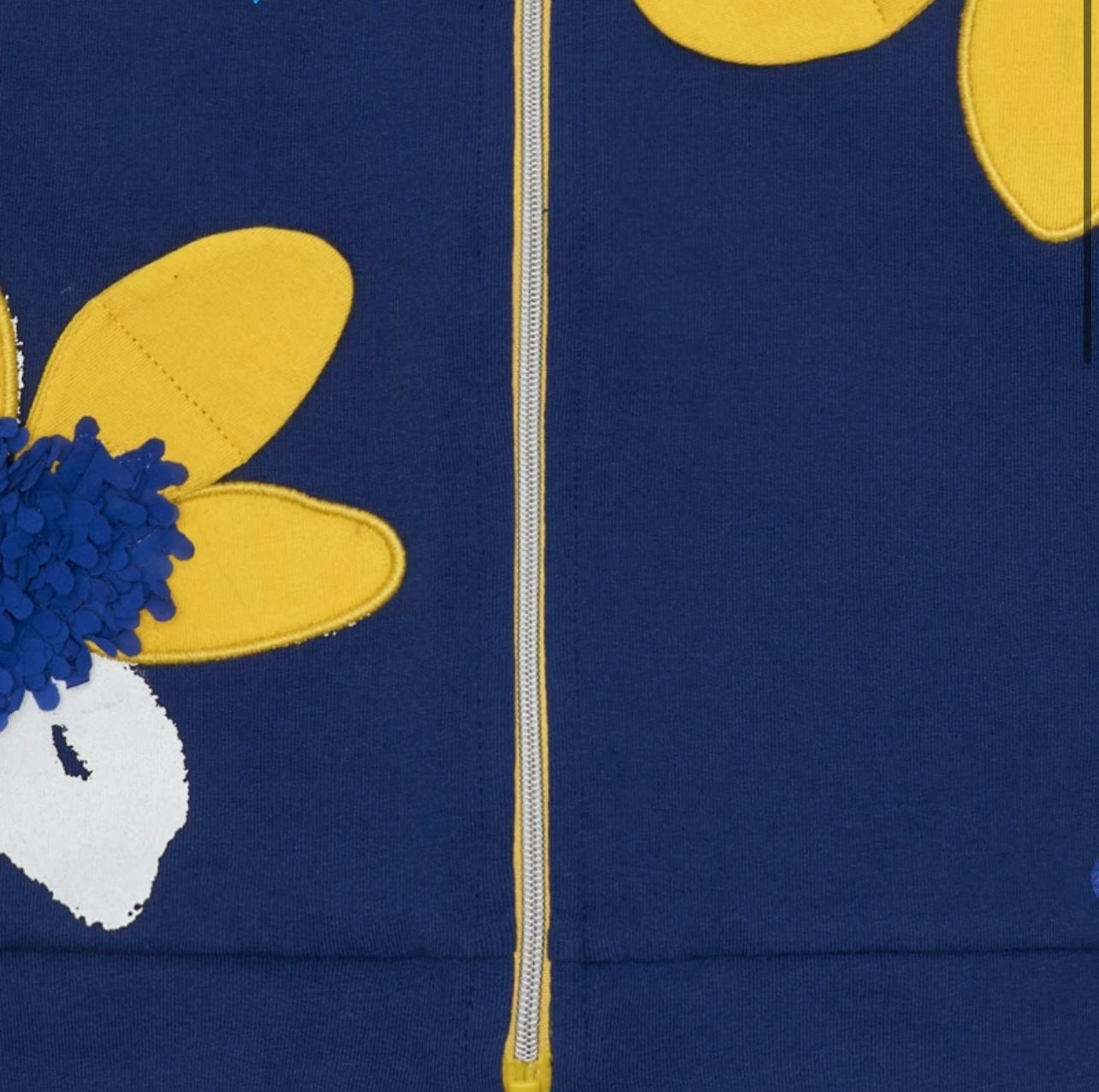 Giacca di felpa per bambina blu con applicazioni di fiori e cerniera