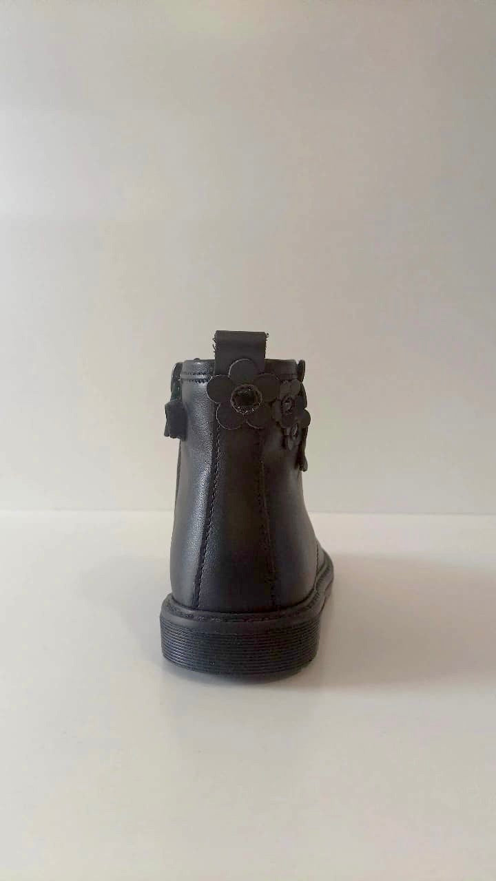 Stivaletto nero bimba ,con fiori in rilievo Rossano