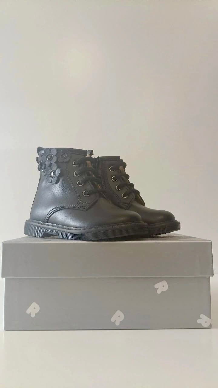 Stivaletto nero bimba ,con fiori in rilievo Rossano