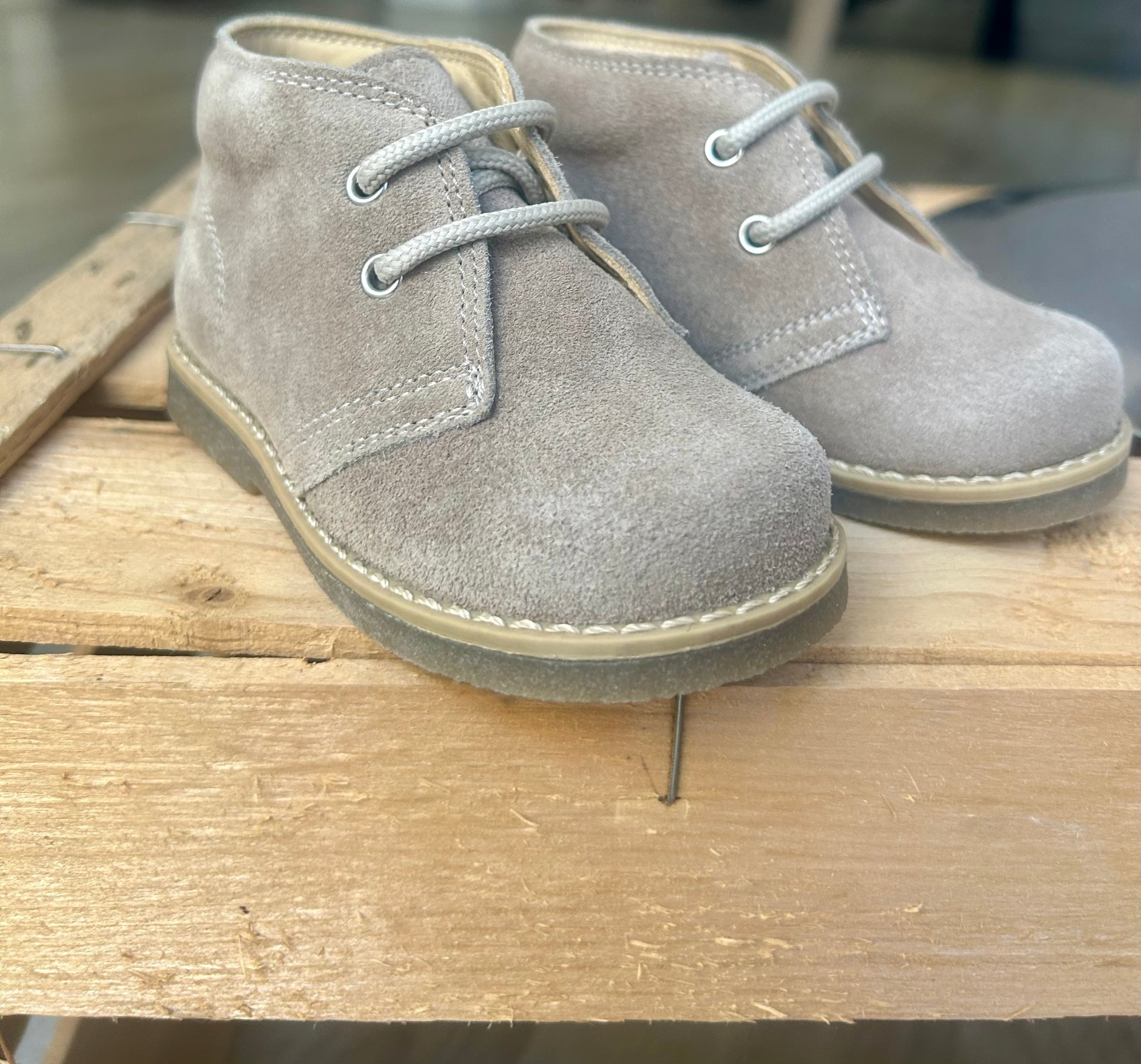 Scarpine in camoscio grigio – primi passi eleganti e comodi