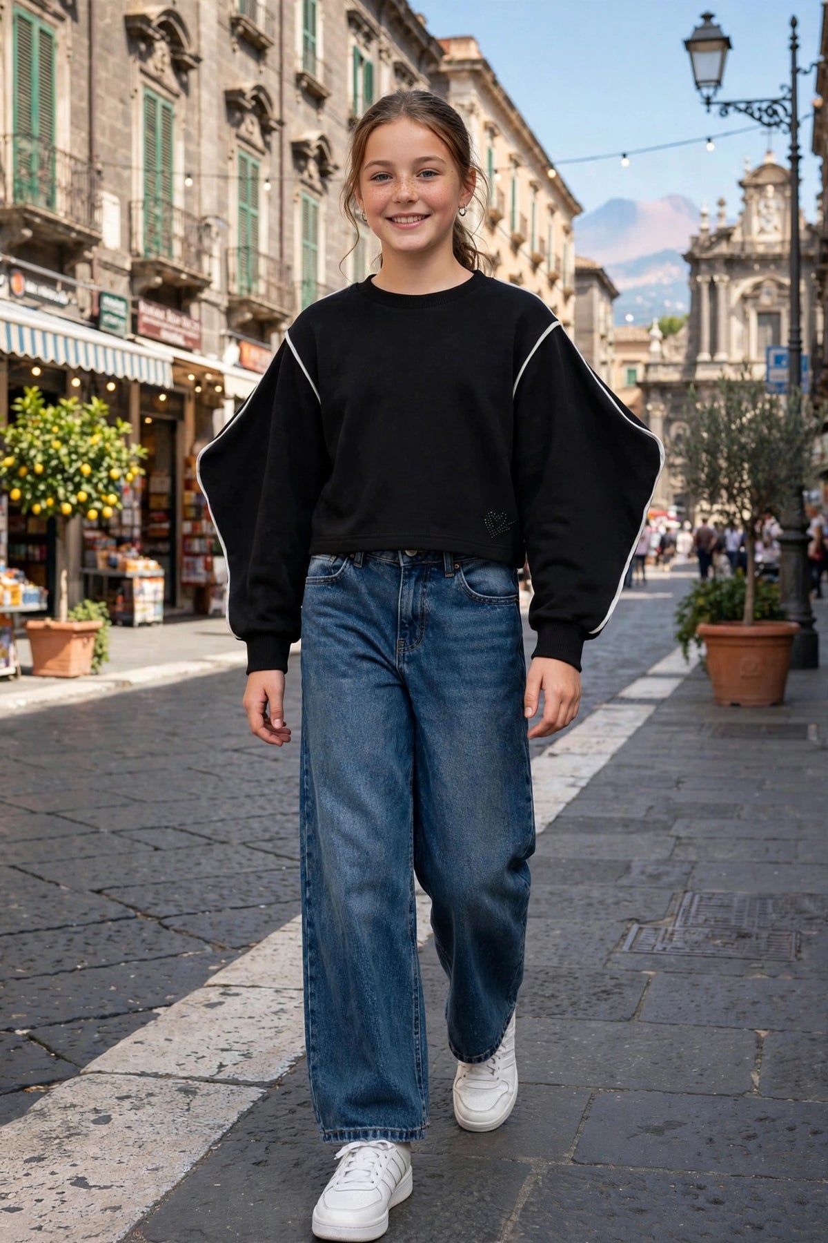 Felpa nera bambina dettaglio manica a pipistrello  bianco-d'orato su cucitura raglan e manica, polsino a coste nero PHARDGIRLS