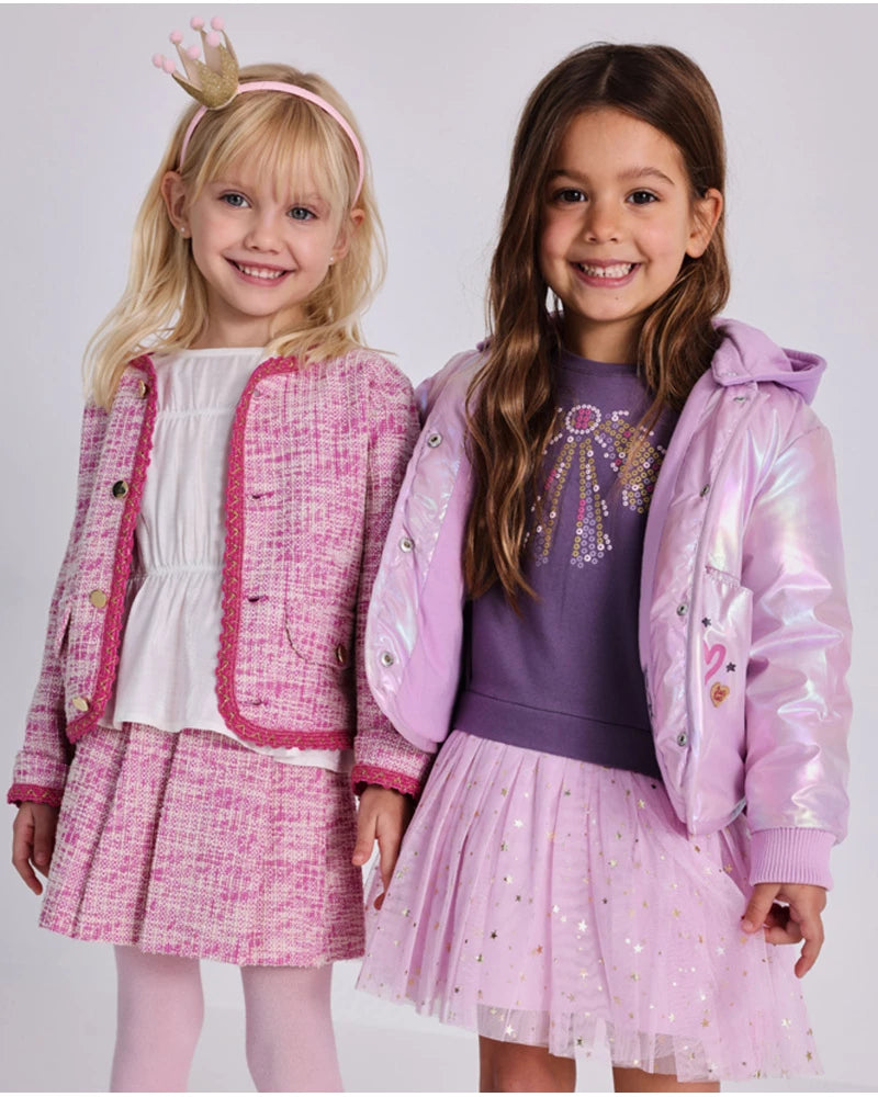 Giacca rosa per bambina con bottoni dorati.