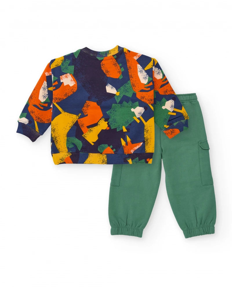Completo per bambino con felpa multicolore e pantaloni jogger verdi.