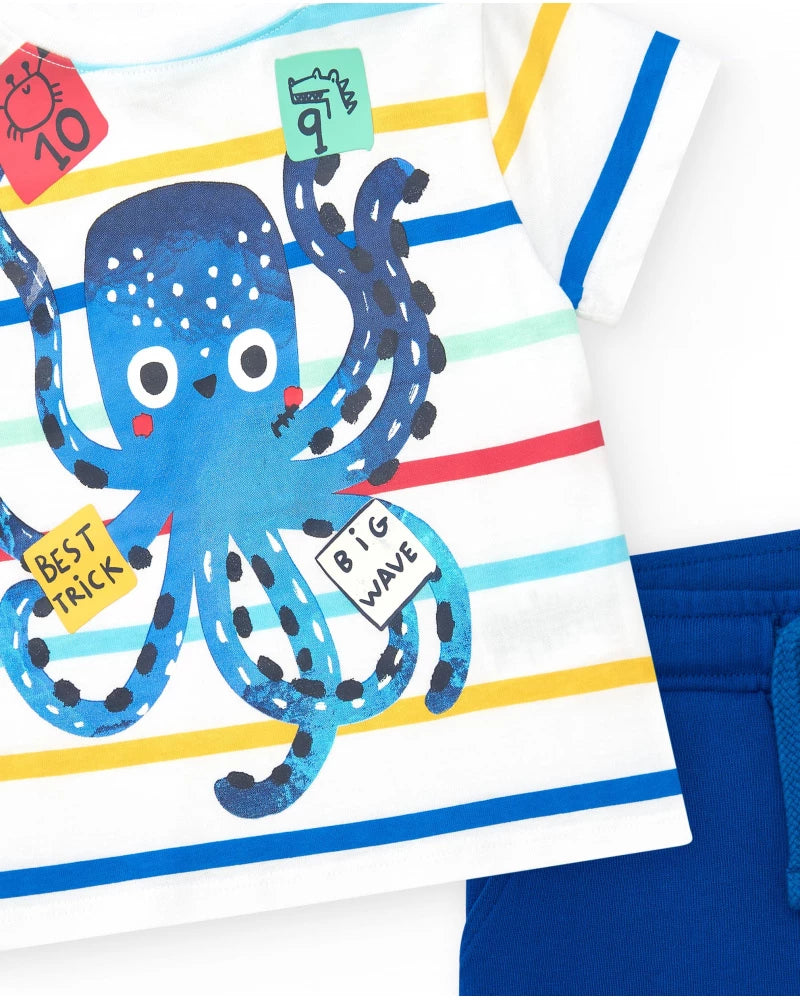 Completo per bambino con t-shirt a righe e bermuda blu regolabili