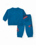 Completo felpa e pantalone per bambino in blu con stampa e ricami.