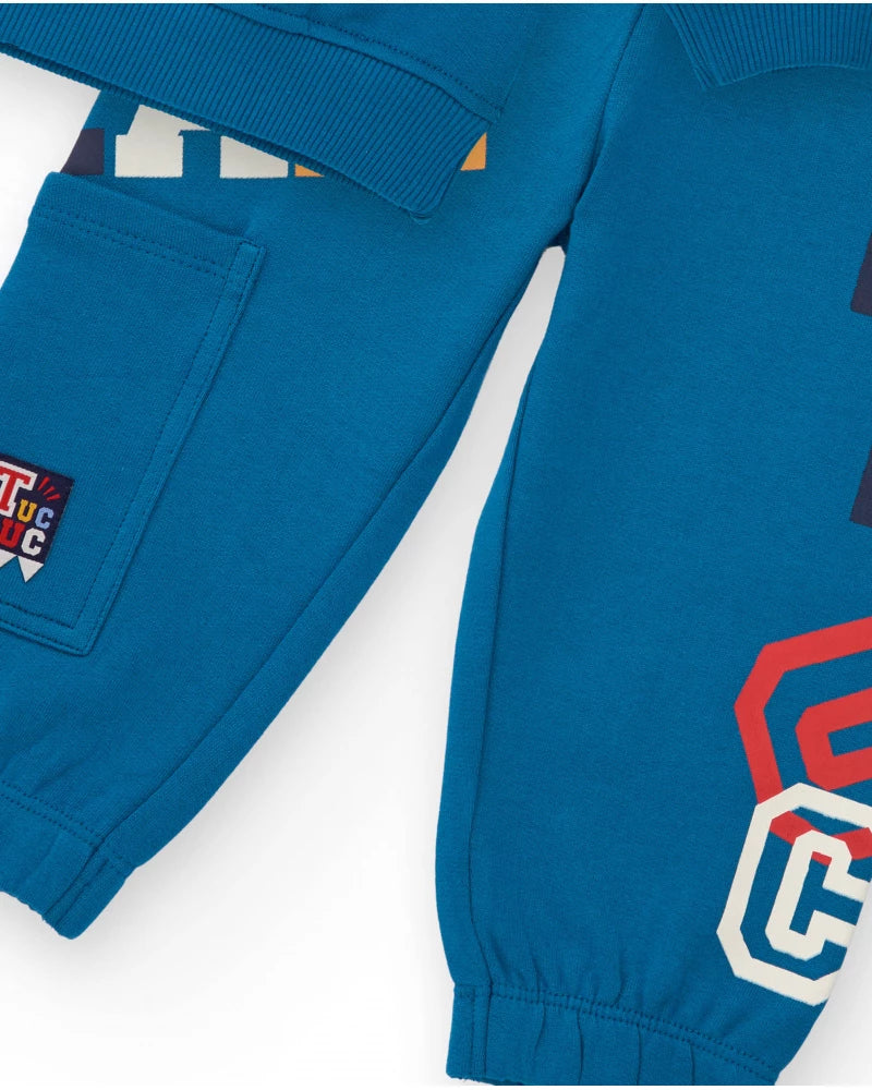Completo felpa e pantalone per bambino in blu con stampa e ricami.