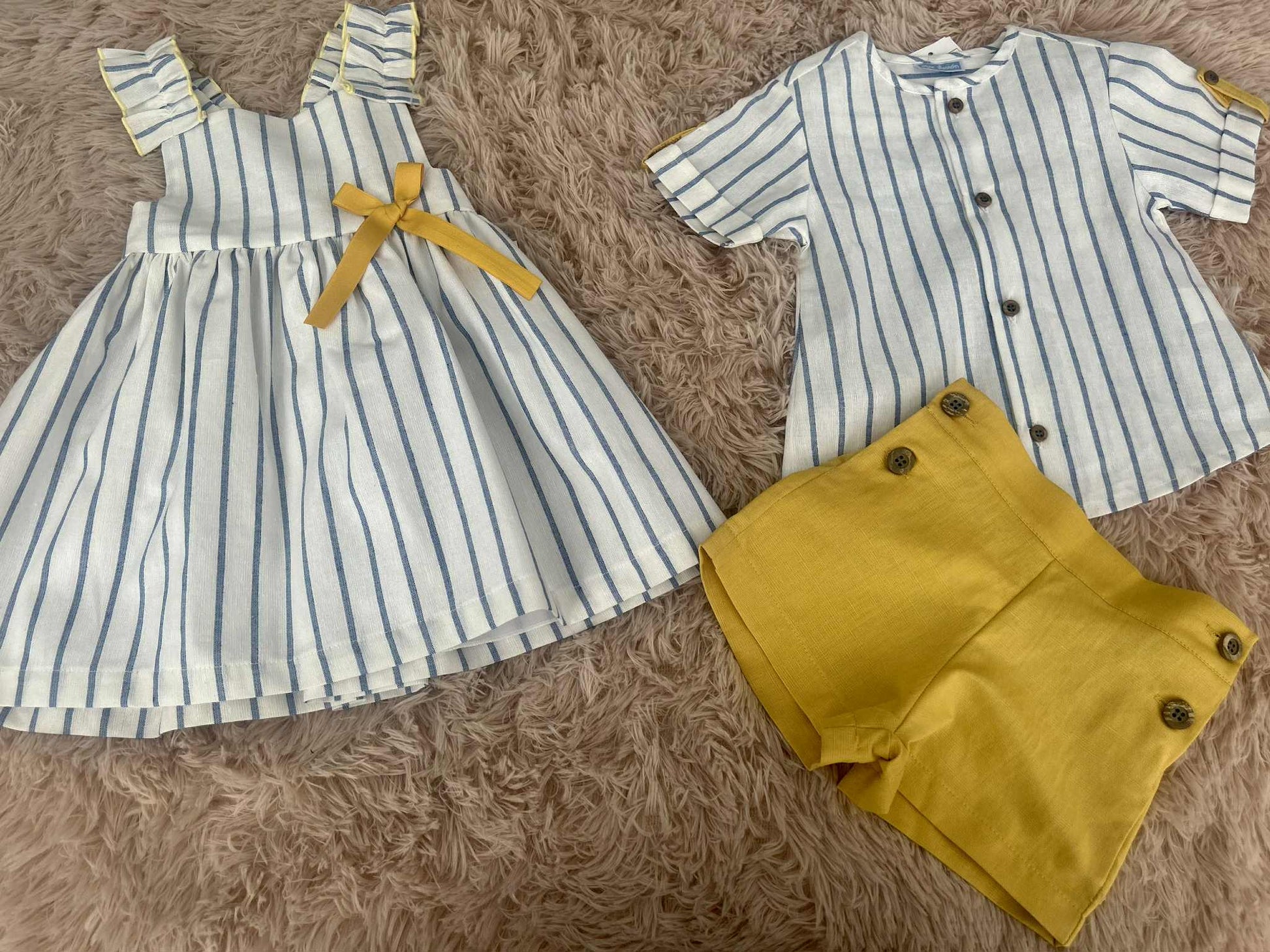 Abito a righe bianco e azzurro