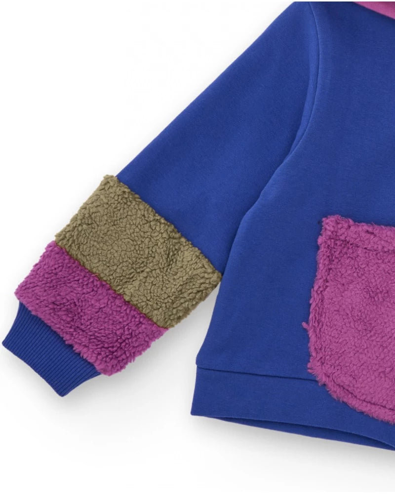 Felpa con cappuccio per bambina con dettagli in peluche e orecchie decorative.