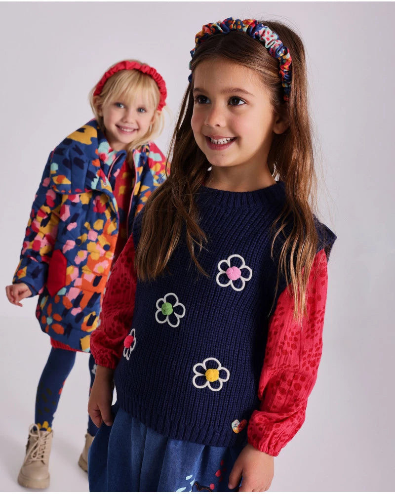 Gilet in maglia blu navy per bambina con ricamo floreale.