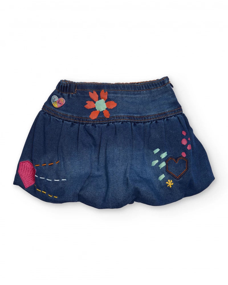 Gonna in denim per bambina con stampe colorate di fiori e cuori.