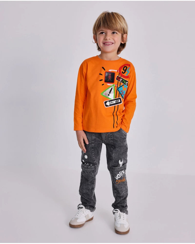 Maglietta a maniche lunghe per bambino in arancione con stampa di segnali stradali