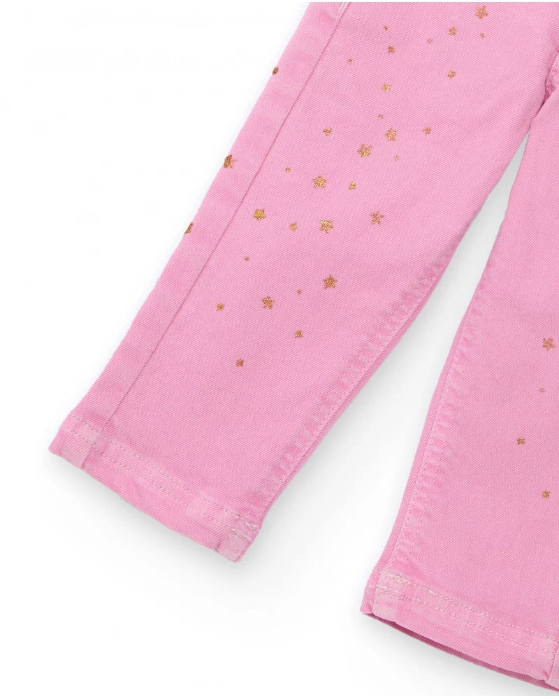 Pantaloni lunghi in twill stretch per bambina colore rosa con stampa di stelline dorate.