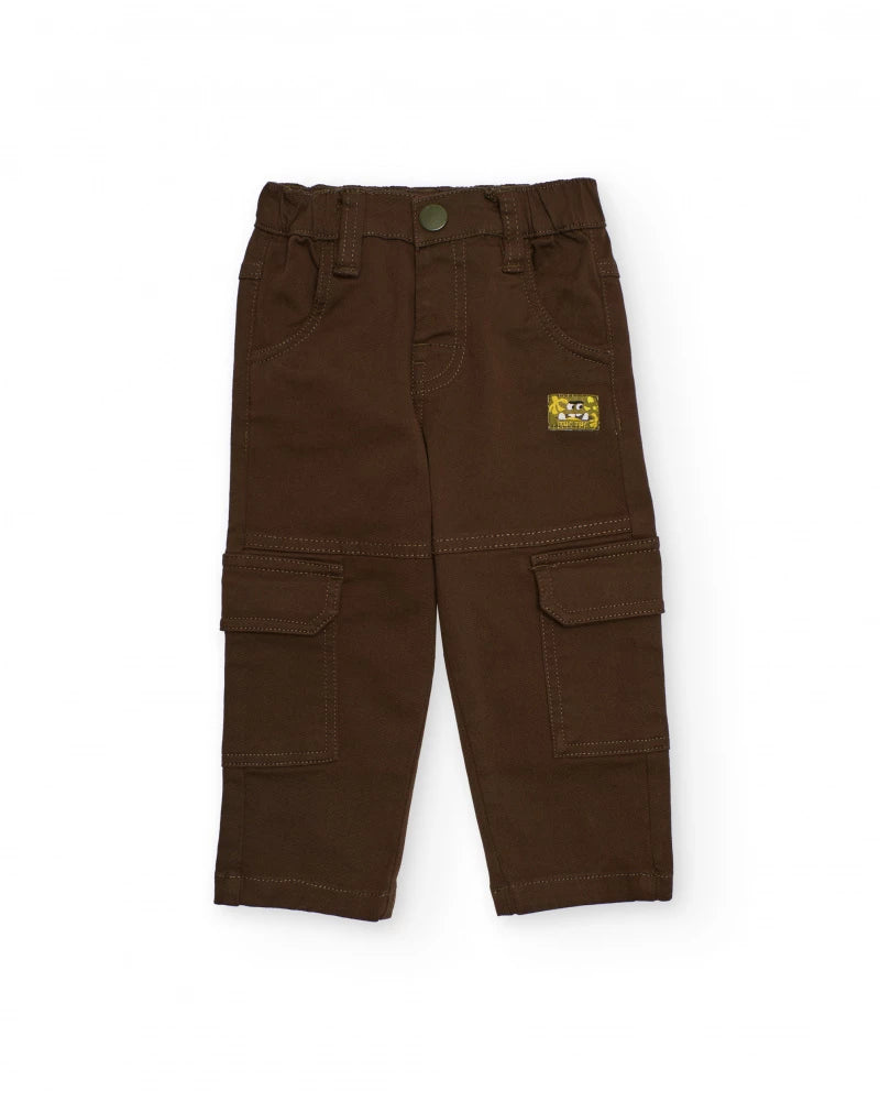Pantaloni cargo per bambino color marrone con tasche laterali.