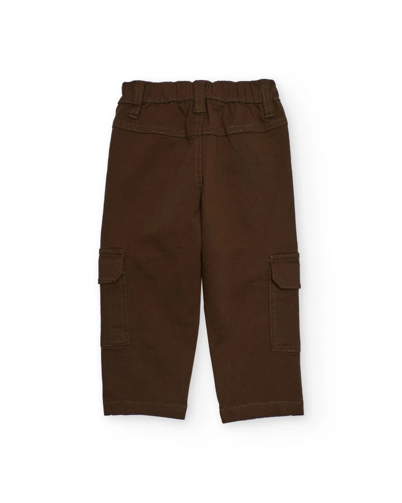 Pantaloni cargo per bambino color marrone con tasche laterali.