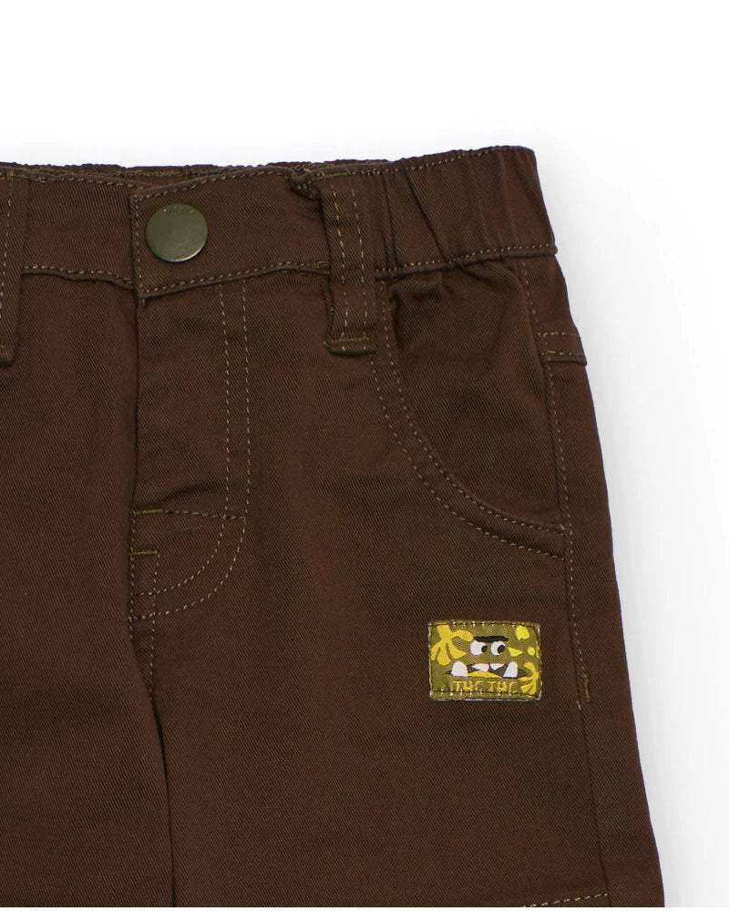 Pantaloni cargo per bambino color marrone con tasche laterali.