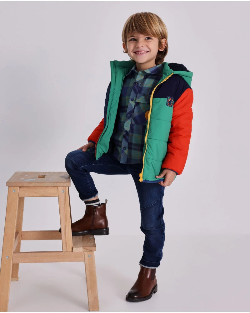 Pantaloni in denim blu per bambino con ricamo di dinosauro.