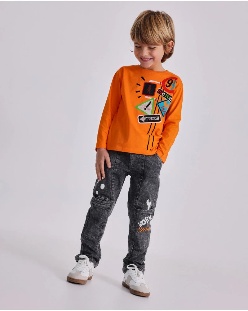 Pantaloni per bambino in grigio slavato con stampe di attrezzi