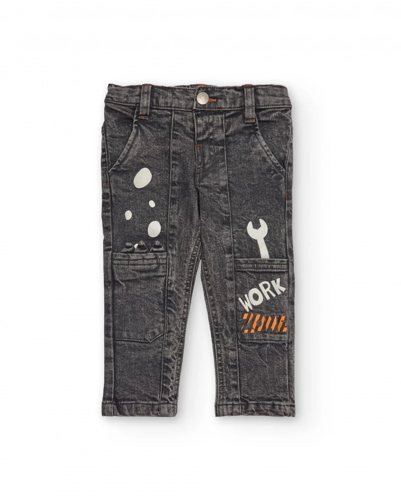 Pantaloni per bambino in grigio slavato con stampe di attrezzi