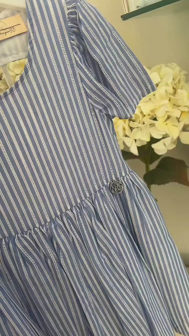 Abito a righe bianco e azzurro con apertura a cuore sulla schiena