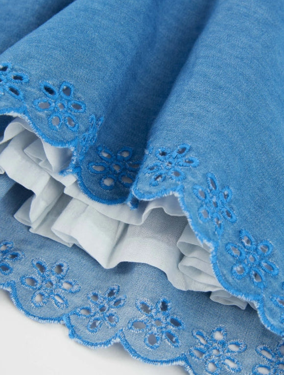 Vestito da bambina in tessuto piano con volant e ricamo floreale