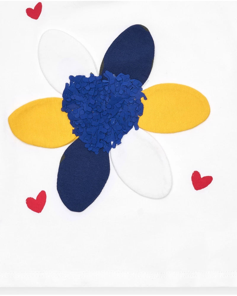 T-shirt di maglia per bambina bianca con volant e fiore ricamato